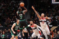 凯尔特人队主场告捷：球队防守下硬气不放松，击败对手保住主场的简单介绍