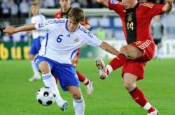 芬兰选手突破南非队防线，获得胜利