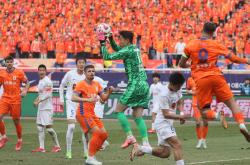 中锋破门进球，球队主场横扫对手领军全队连胜之路