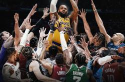 欢呼雀跃的比赛现场，球员们拼尽全力