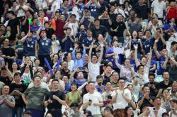 精彩比赛流连耳畔，球迷欢呼声阵阵