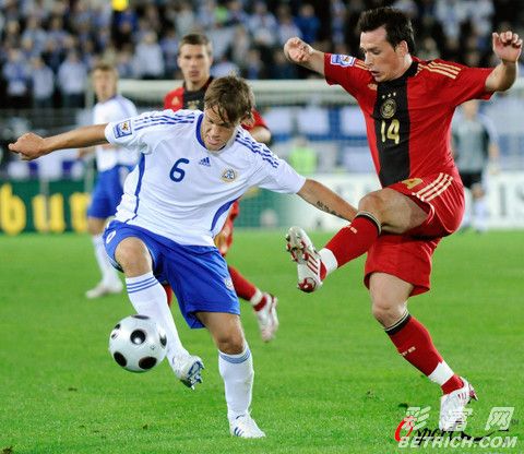 芬兰选手突破南非队防线,获得胜利 芬兰选手突破南非队防线,获得胜利