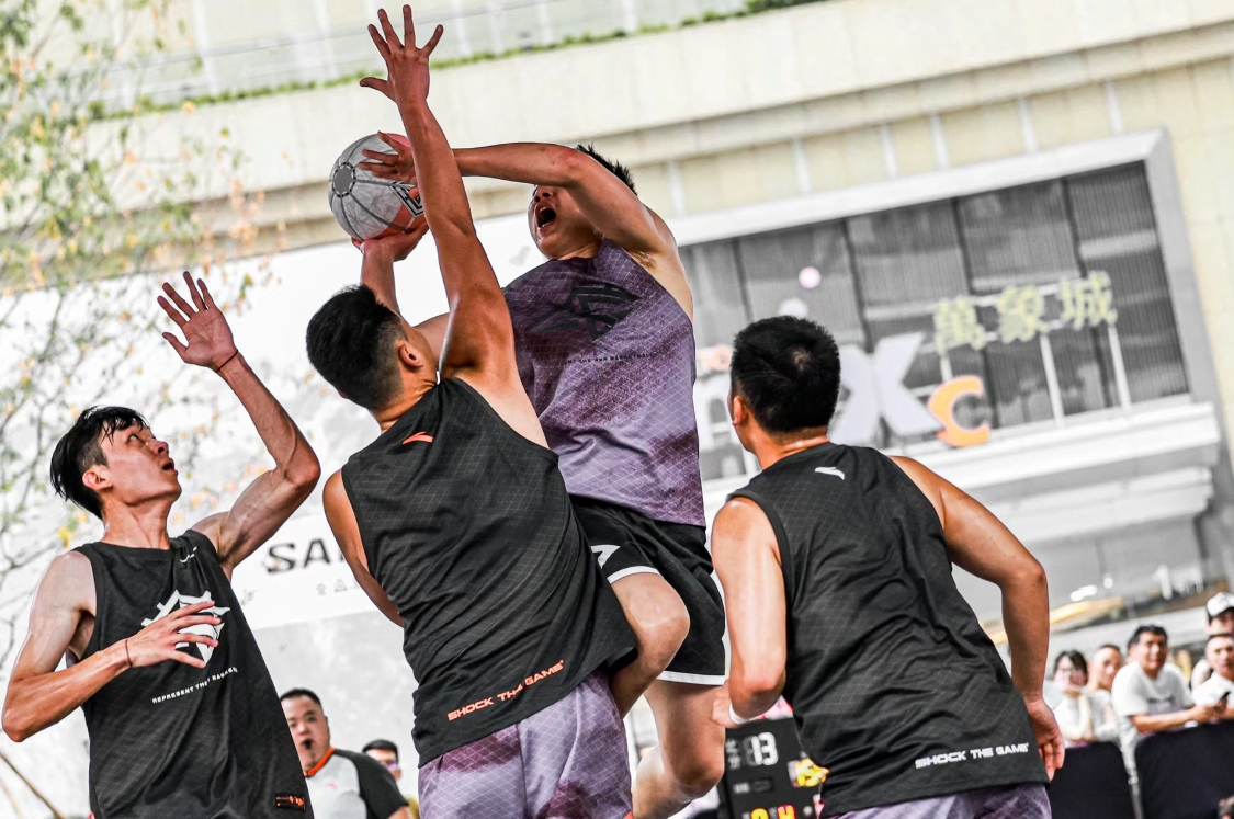 欢呼雀跃的比赛现场，球员们拼尽全力