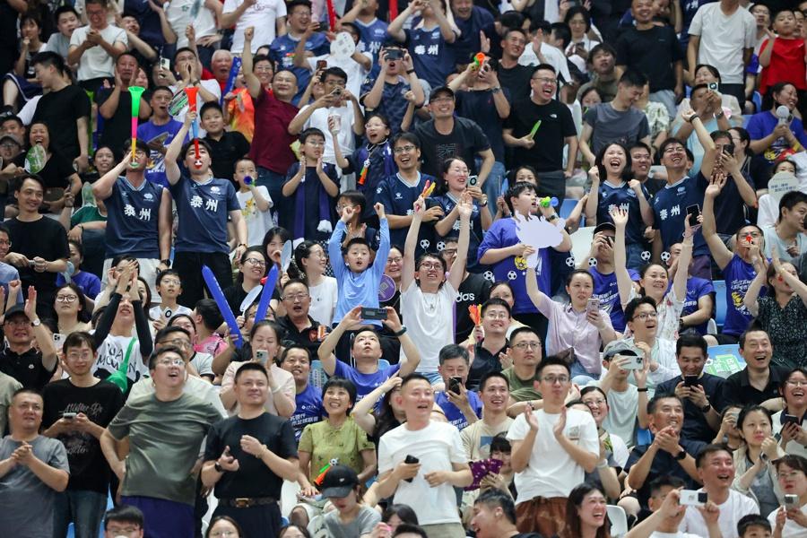 精彩比赛流连耳畔，球迷欢呼声阵阵