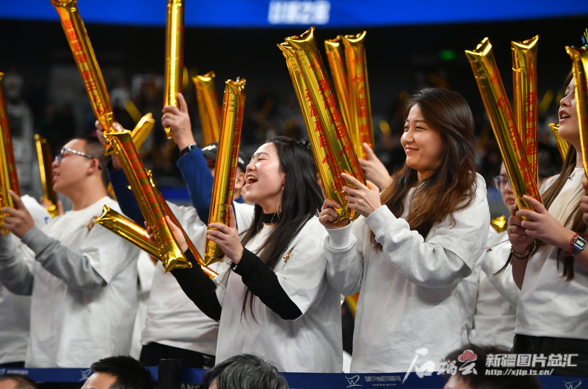 精彩比赛流连耳畔，球迷欢呼声阵阵