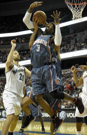 重庆篮球比赛场面激烈,球员拼尽全力 重庆篮球比赛场面激烈,球员拼尽全力