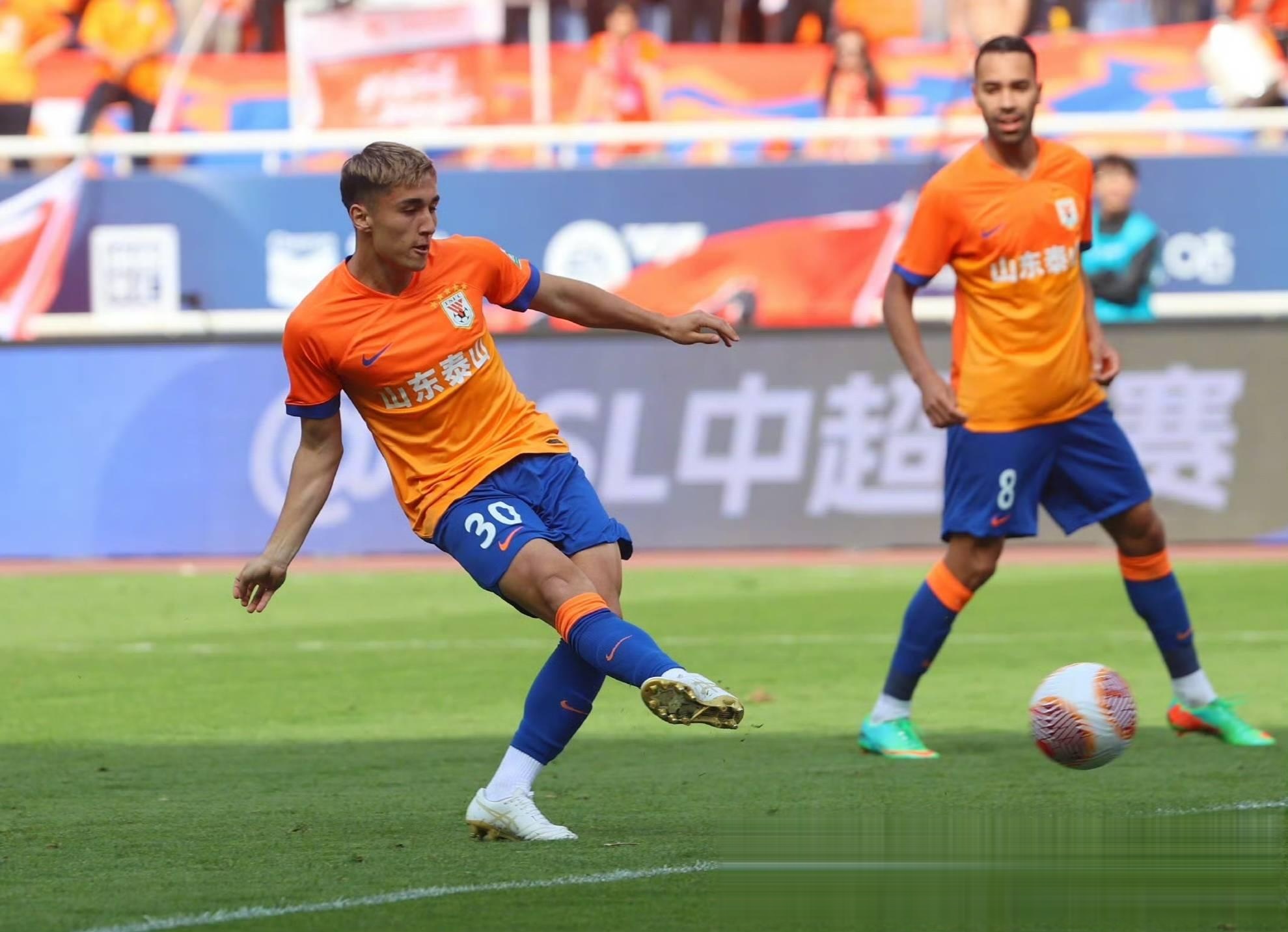 包含鲁能中后卫受伤下场，导致球队失利的词条